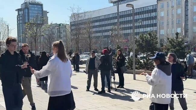 В Москве волонтеры начали раздавать георгиевские ленточки