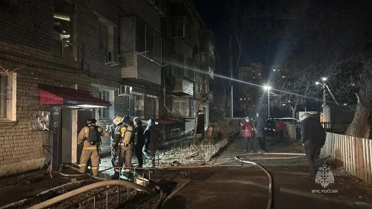 В Благовещенске четыре человека погибли при пожаре в многоквартирном доме