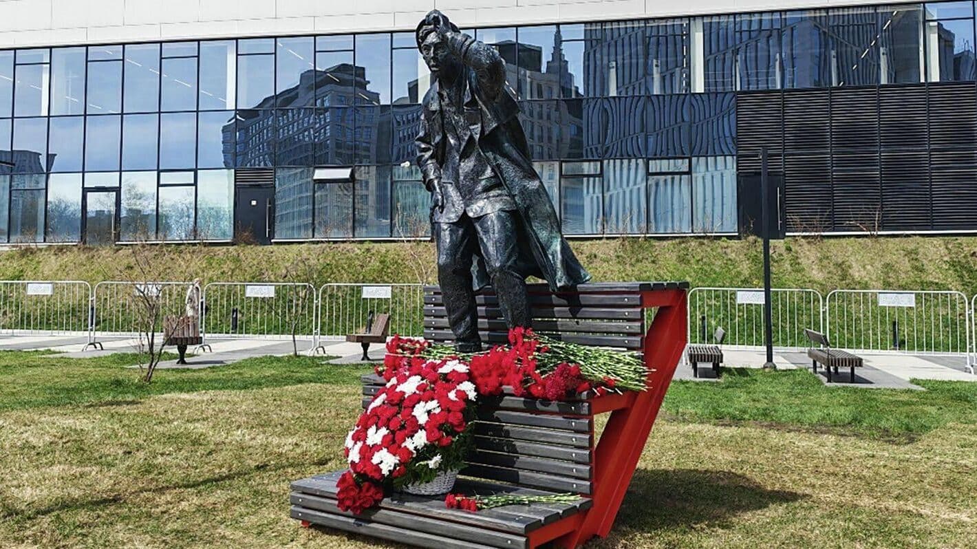 В Москве установили монумент Юрию Никулину у стадиона "Динамо"