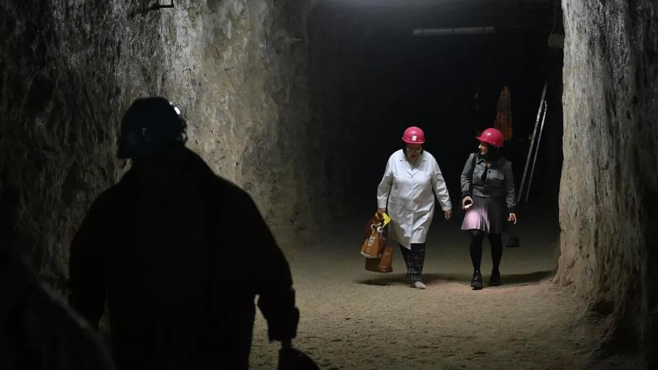 В соляных шахтах Еревана десятки человек застряли в центре спелеотерапии
