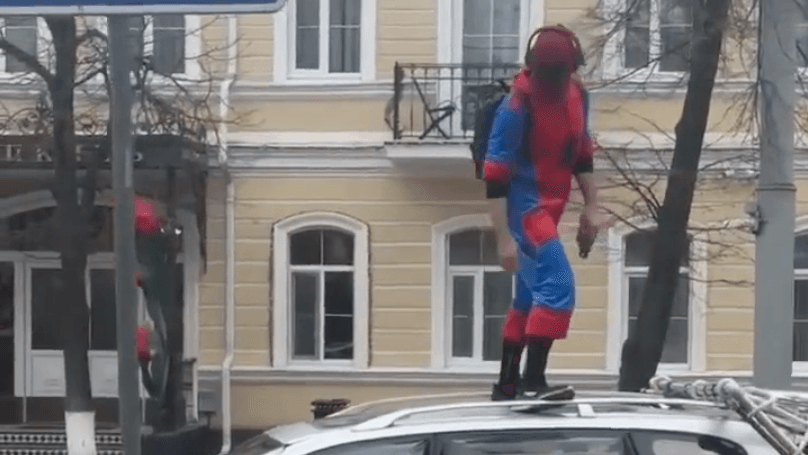 В Белгороде Росгвардия задержала нарушителя в костюме человека-паука