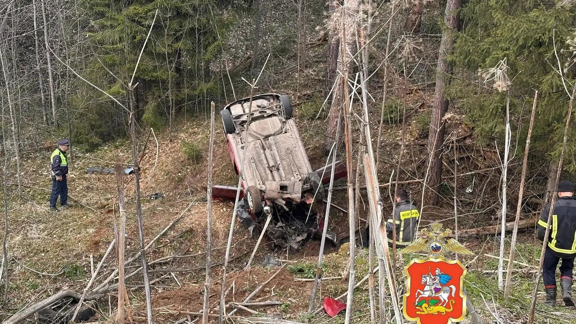 В Подмосковье автомобиль съехал в кювет и опрокинулся
