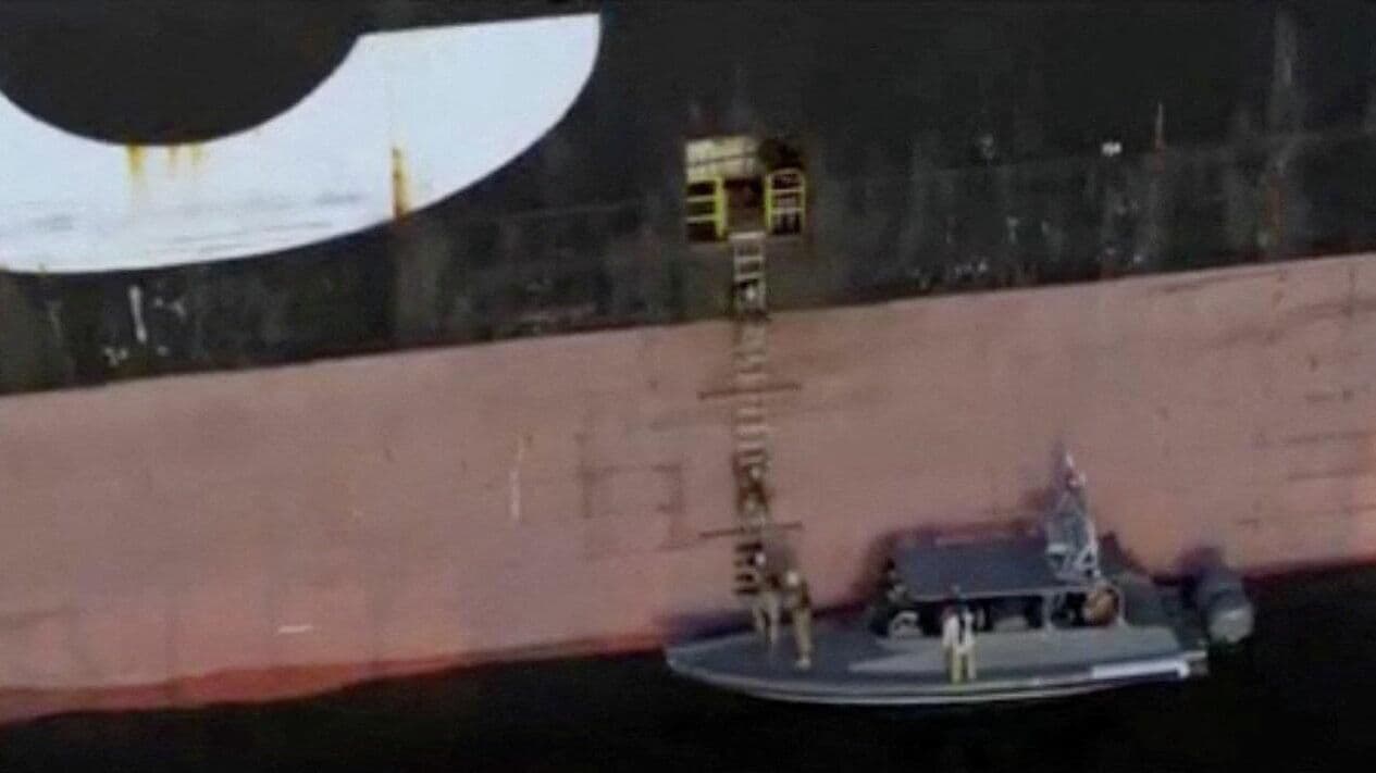 КСИР подозревает задержанный ранее танкер в сотрудничестве с военными США