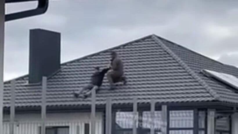 Сотрудники ТЦК на Украине столкнули мужчину с крыши во время мобилизации