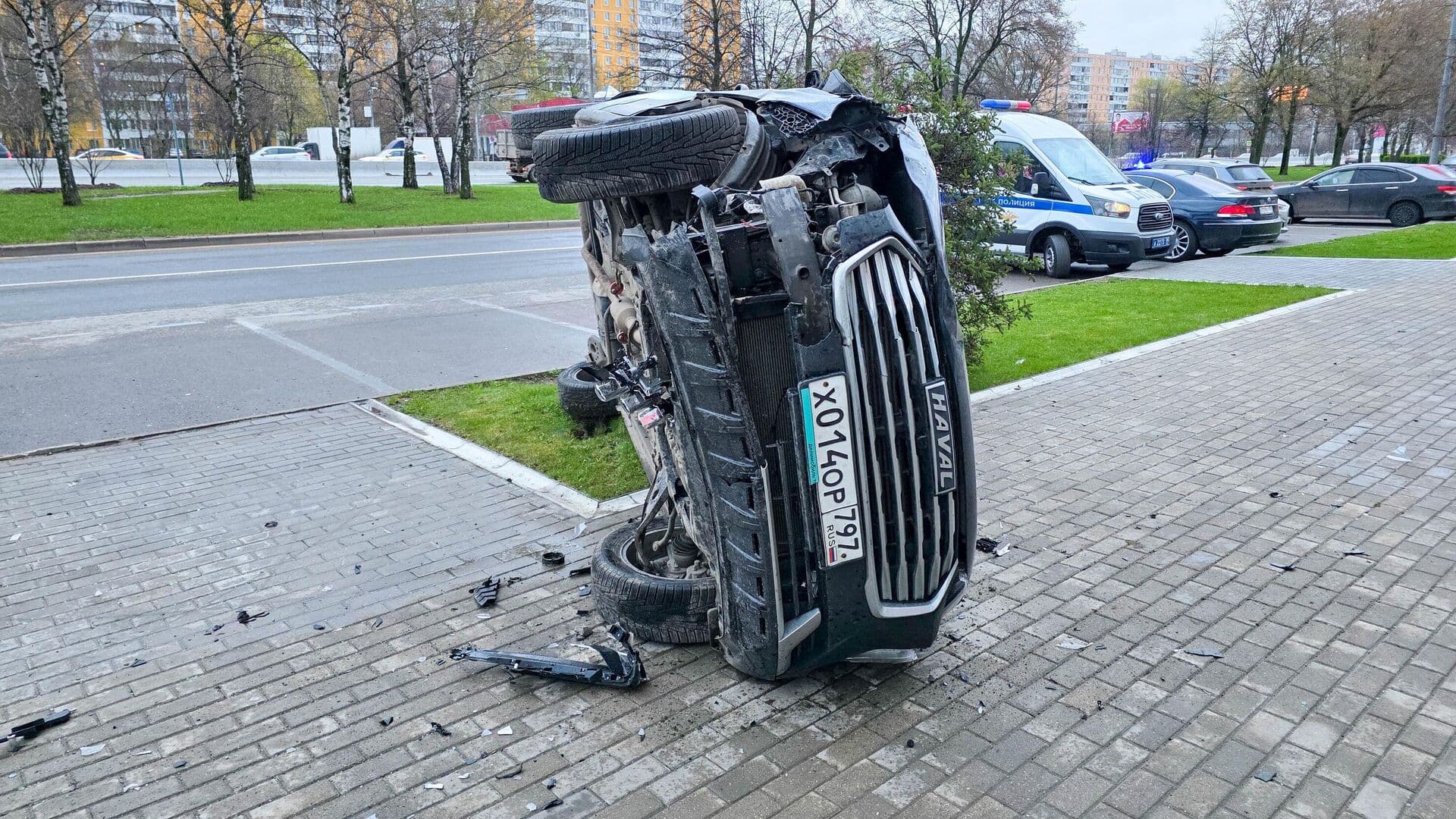 Автомобиль каршеринга наехал на пешеходов, уходя от полиции в Москве