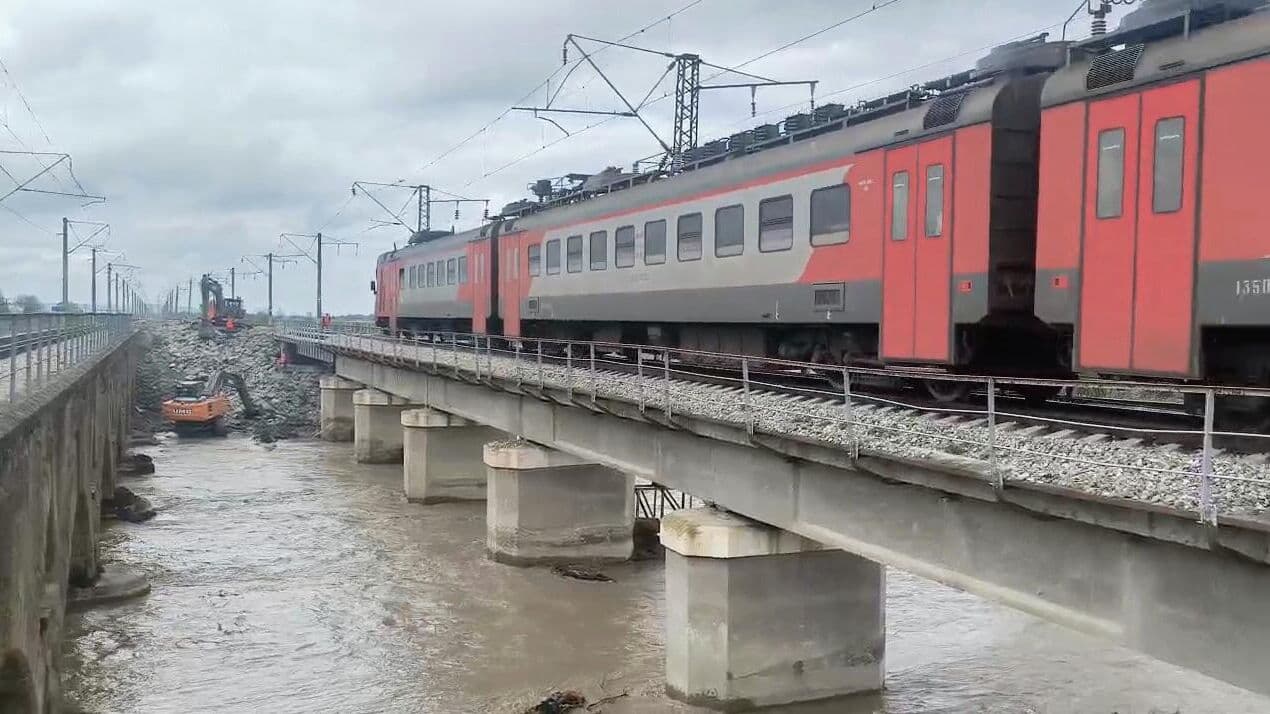 По восстановленному мосту через реку Бугань запустили движение поездов