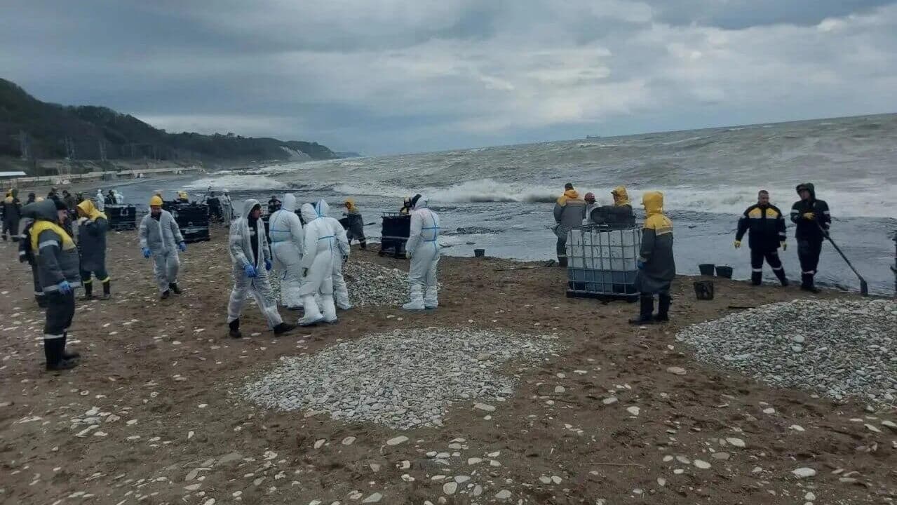 В Туапсе из-за проливных дождей произошел перелив нефтепродуктов