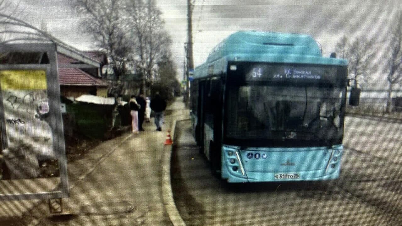 В Архангельске пассажирка автобуса выпала через открытую дверь