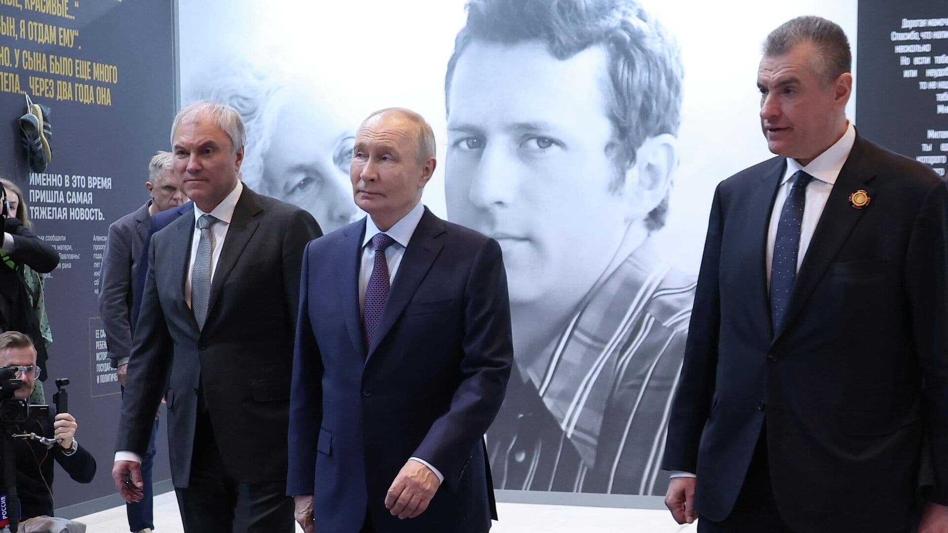 Путин посетил выставку, приуроченную к 80-летию Жириновского