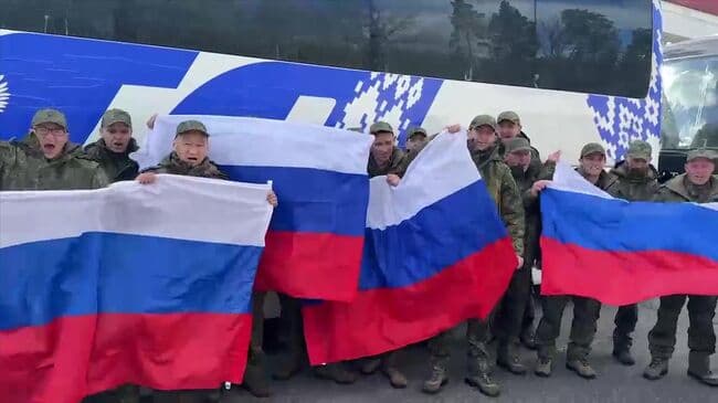 Минобороны опубликовало видео с вернувшимися из украинского плена военными