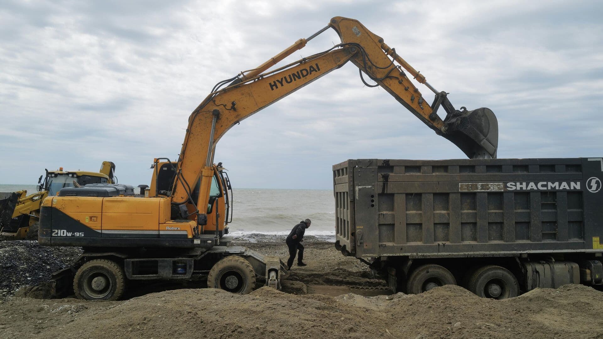 В Туапсе убрали более 2,5 тысячи кубометров загрязненного грунта