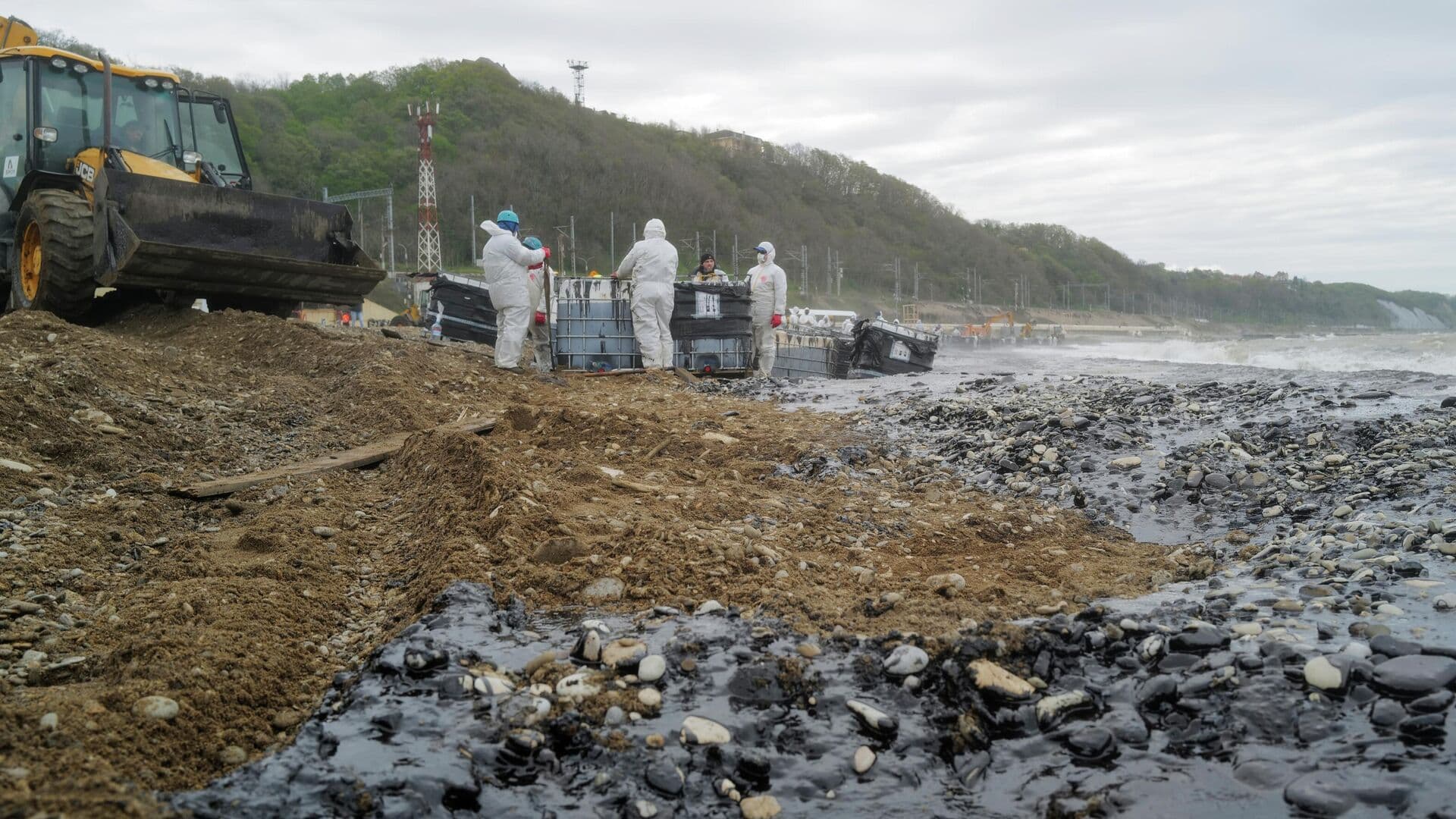 Власти Туапсе рассказали о ликвидации разливов нефтепродуктов