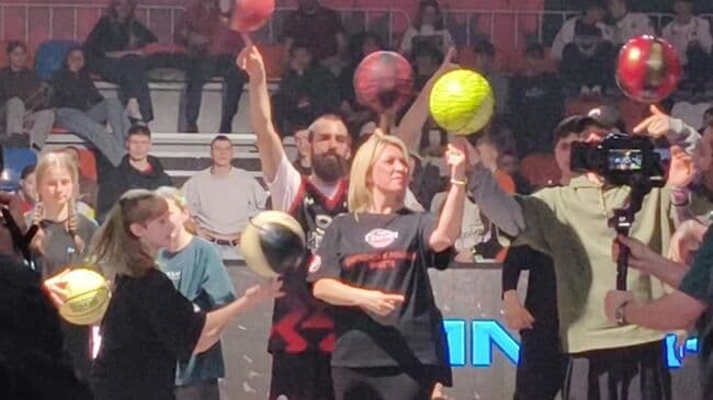 Захарова показала фристайл с мячом на баскетбольном чемпионате