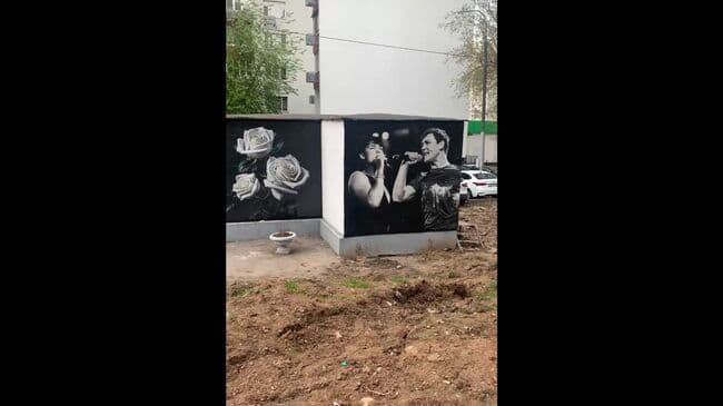 Плакаты с Шатуновым и белыми розами появились в Москве на доме, где он жил