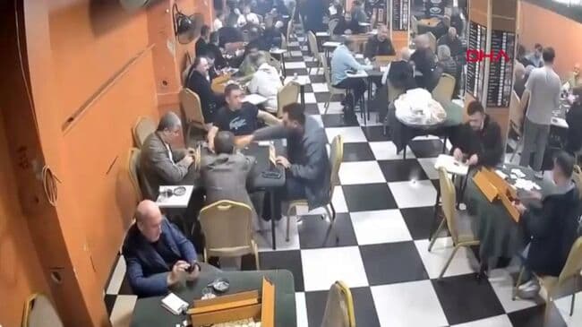 В Стамбуле жители приняли звук из аудиосистемы авто за землетрясение