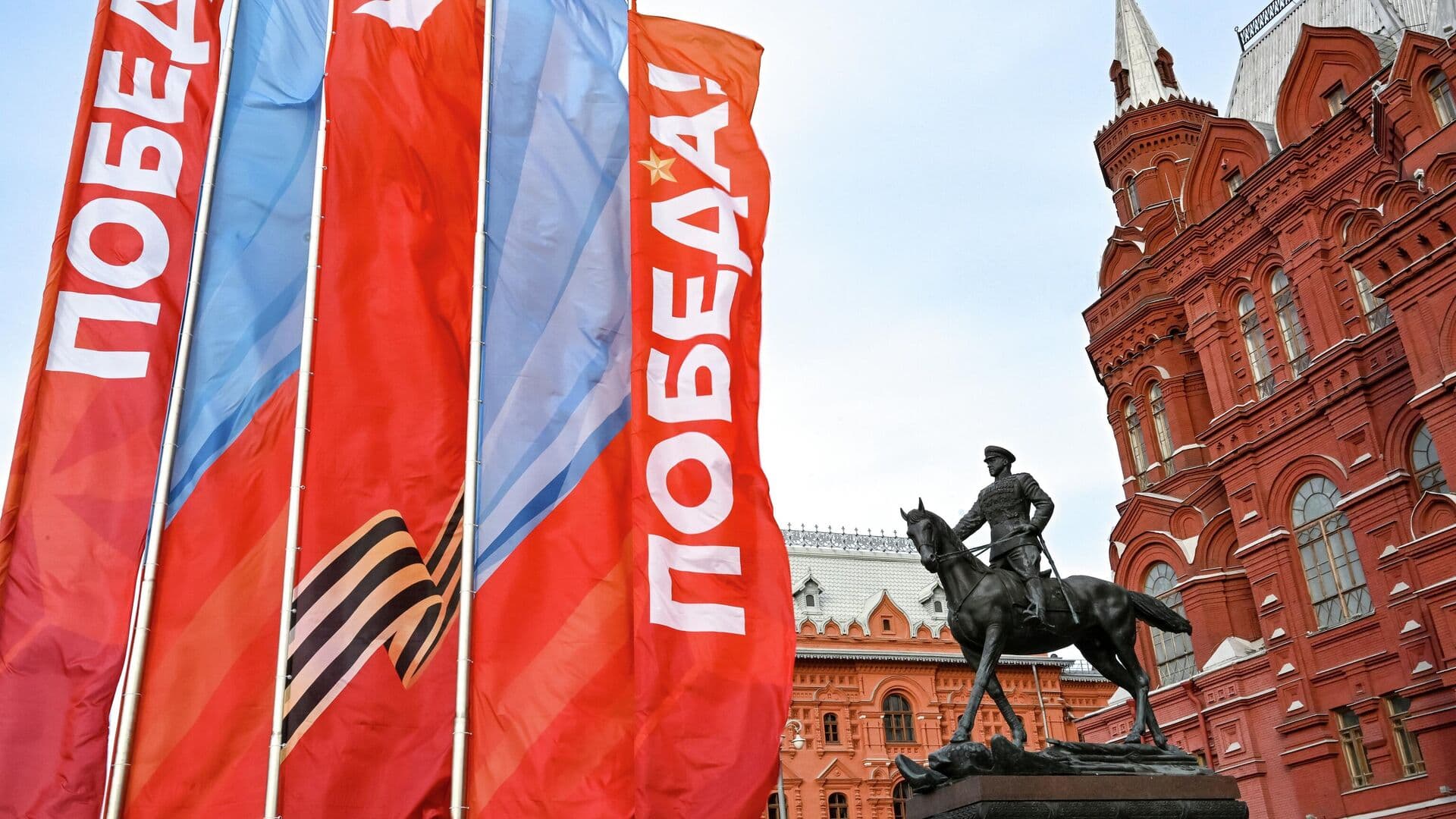 Песков объяснил отсутствие техники на параде 9 Мая мерами безопасности