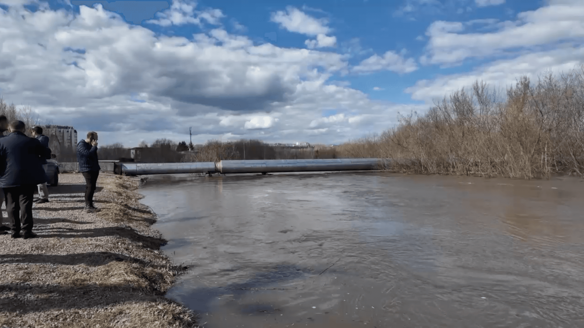 В Томске из-за поднятия уровня воды укрепляют дамбы мешками с песком