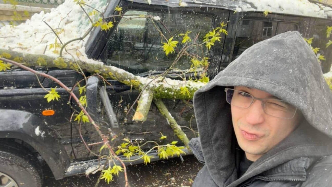 Рэпер Slava Marlow показал фото поврежденной из-за непогоды машины