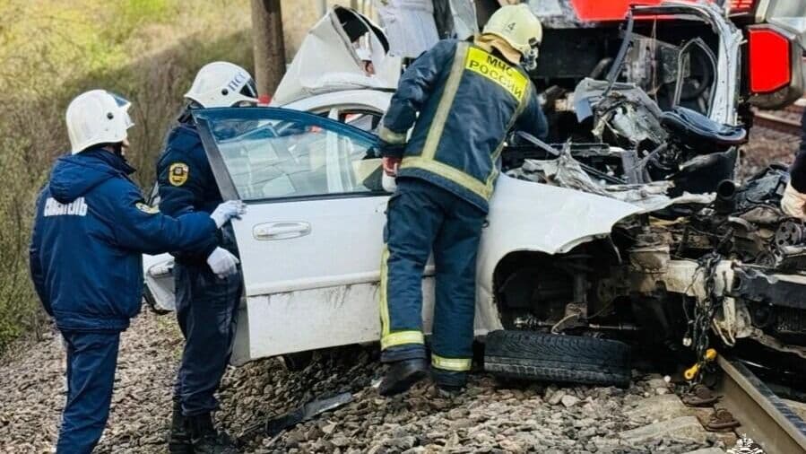 В Белгородской области водитель авто погиб после столкновения с поездом
