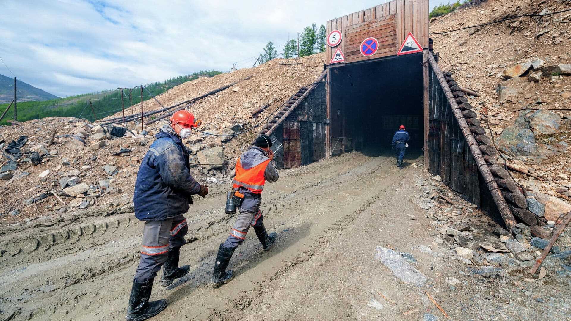 СК возбудил дело после схода лавины на работников рудника в Бурятии