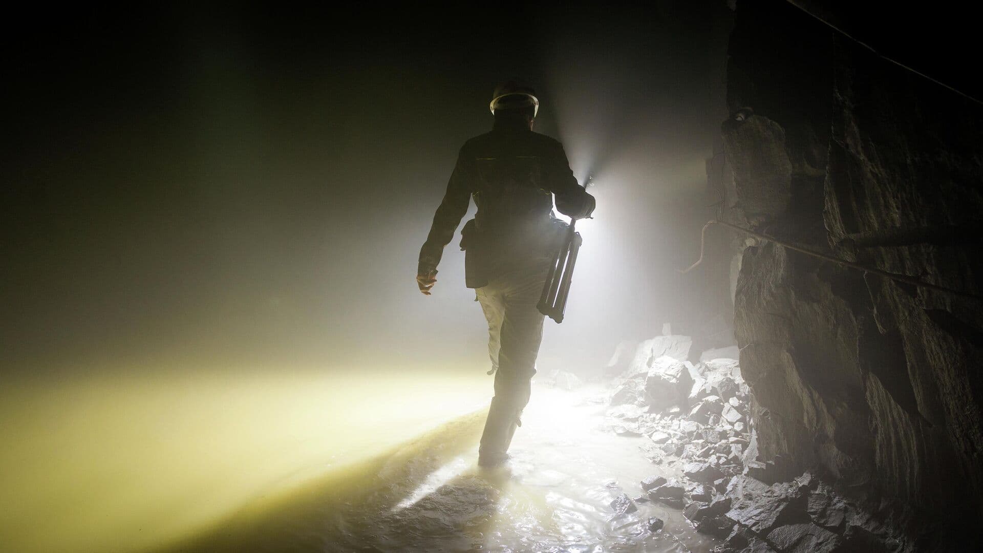 В Бурятии шесть человек попали под завал в руднике из-за снежной лавины