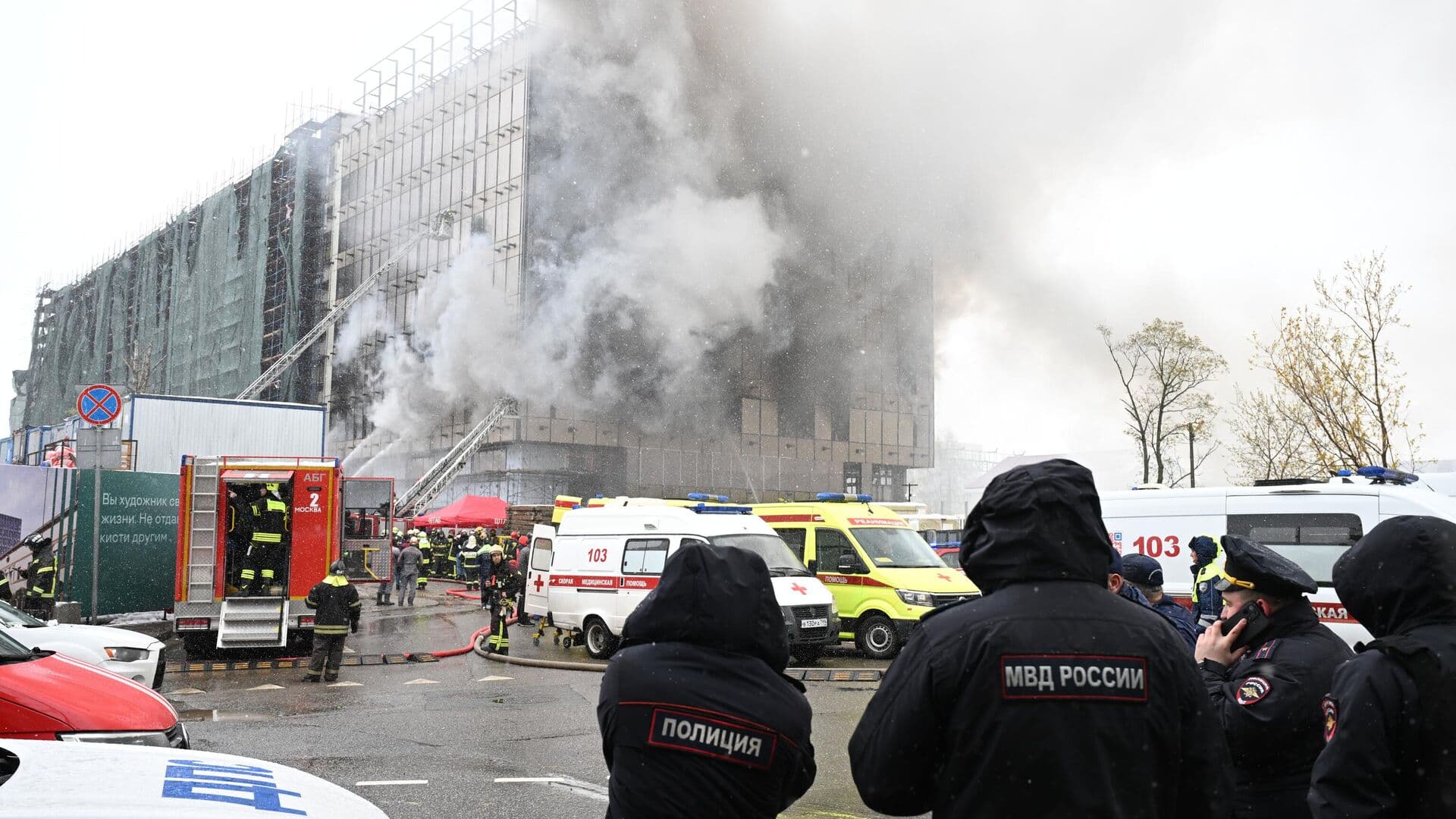 В Москве из горящей новостройки спасли 12 человек