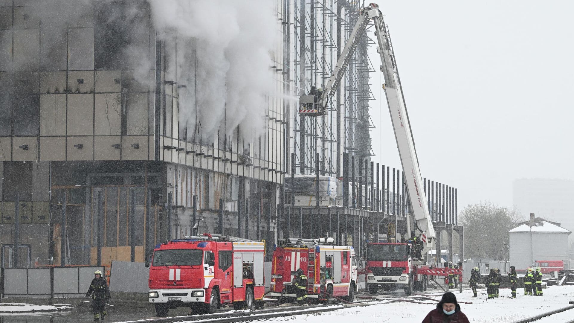 Пожар в строящемся здании на севере Москвы локализовали