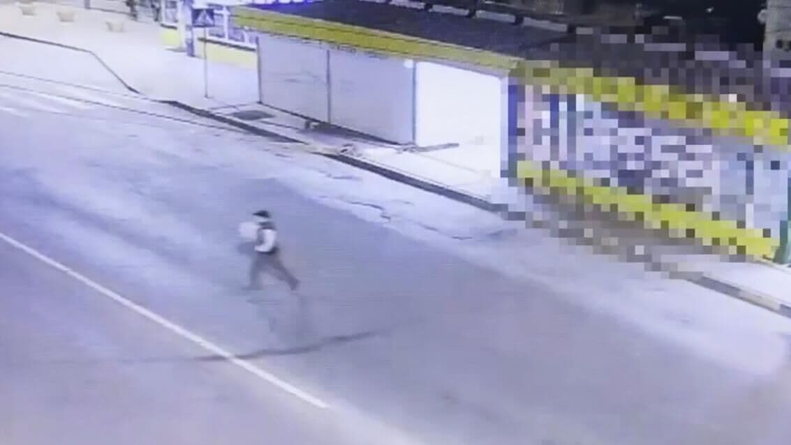 В Нижнем Новгороде мужчина украл букеты цветов и раздал их прохожим