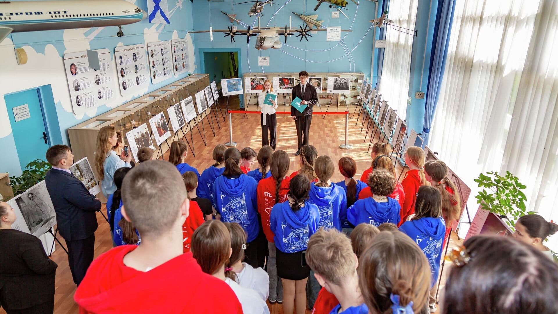 Орлята учатся летать. В "Орленке" открылась выставка о космосе