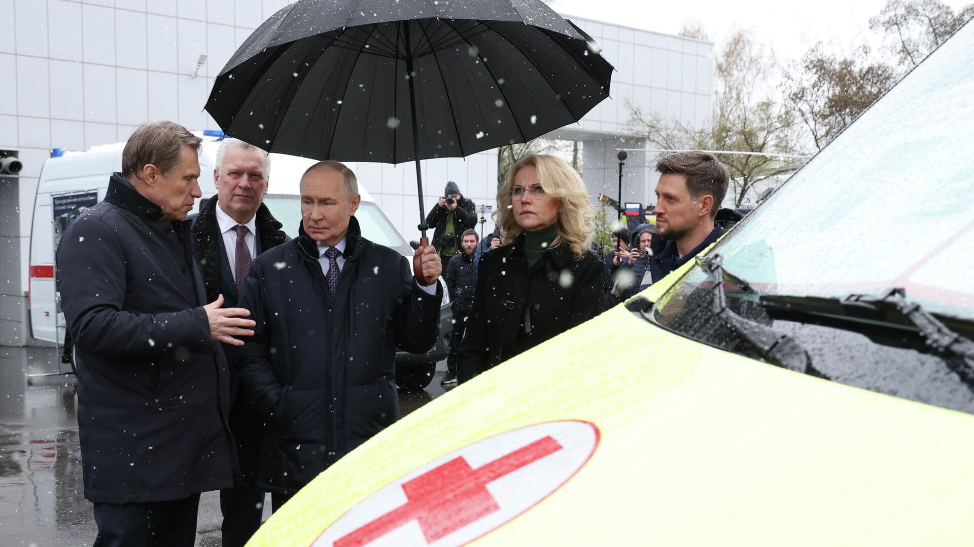 Путину показали бронированную машину скорой помощи для работы в приграничье