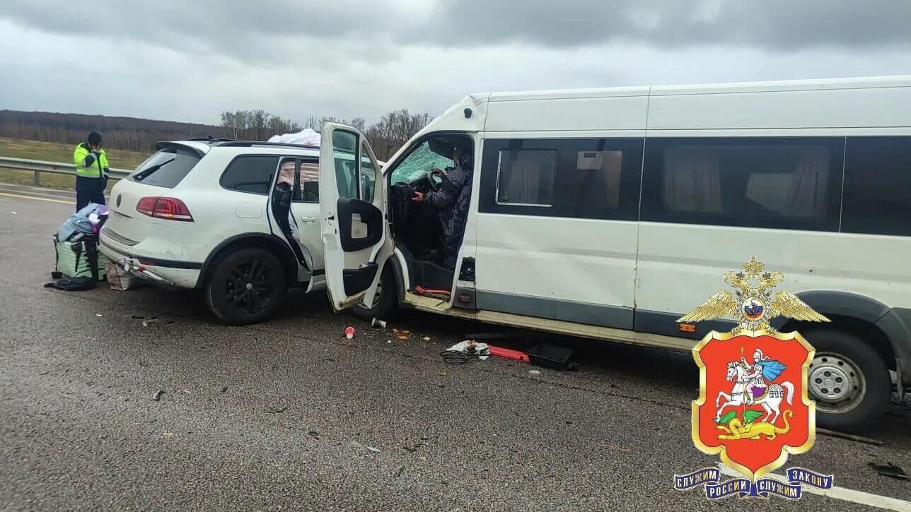 В Подмосковье автобус въехал в попавшую в ДТП иномарку, есть пострадавшие