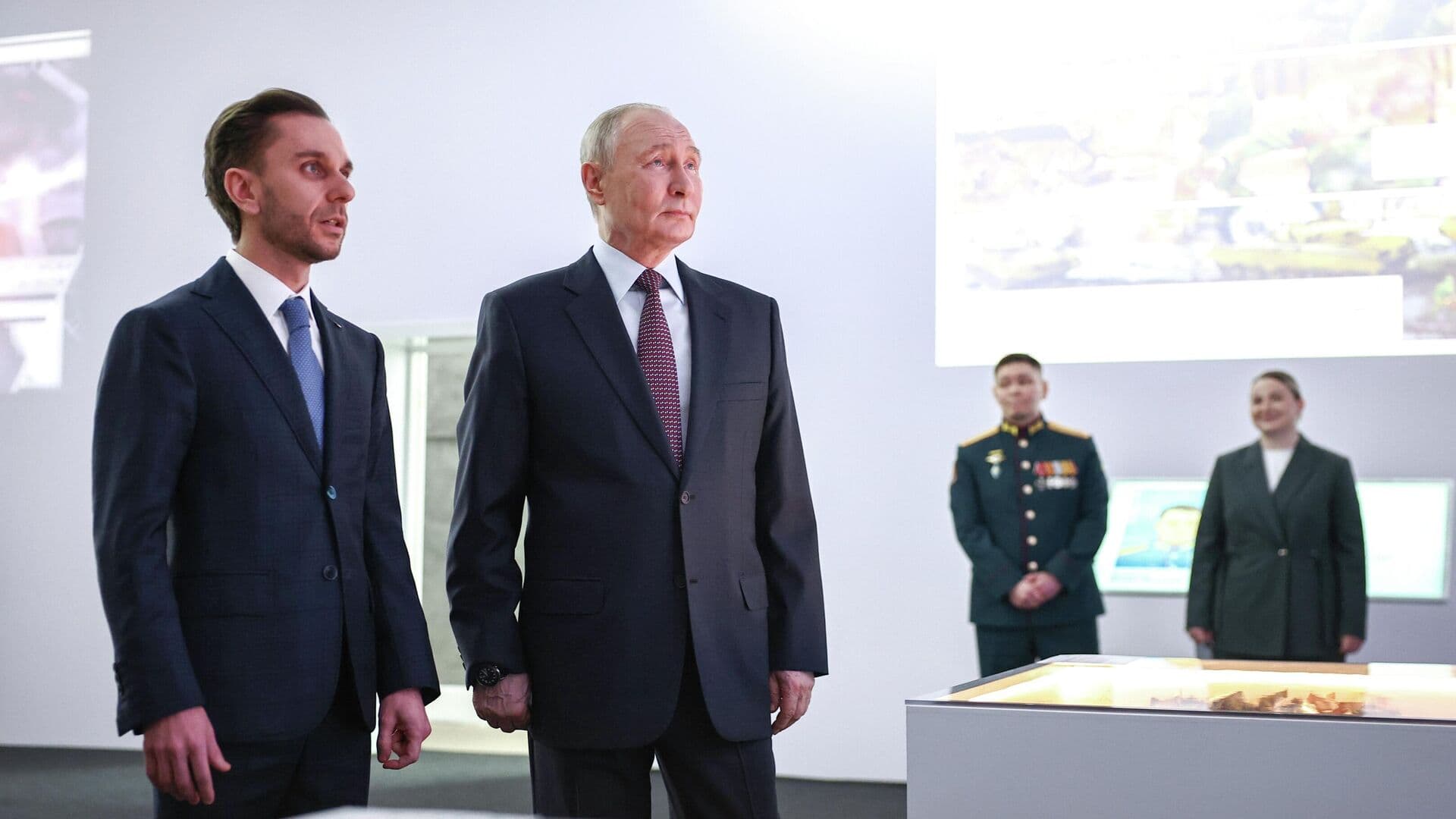 Путин в Манеже ознакомился с экспозицией, посвященной героям СВО