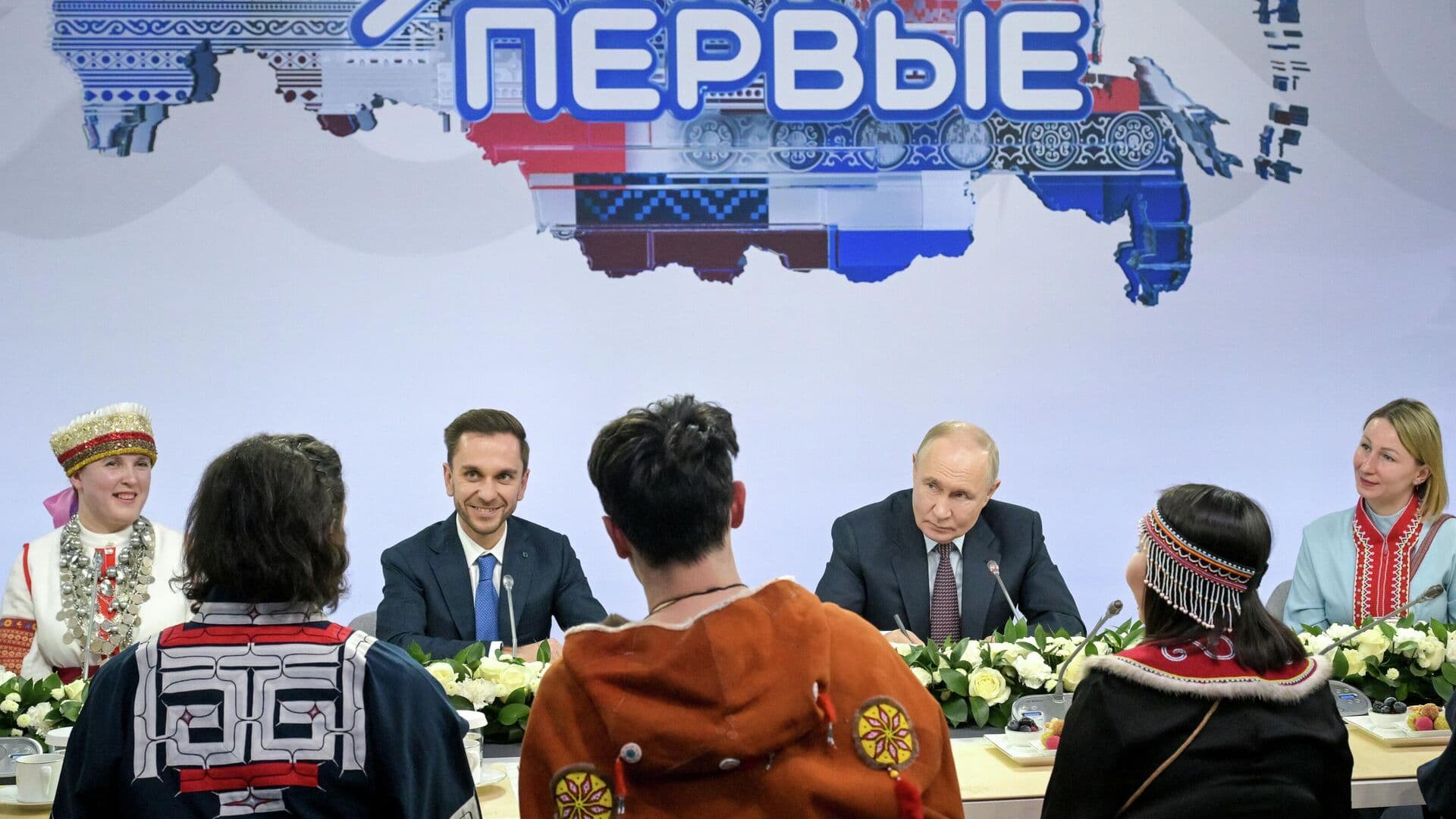 Путин дал поручение по созданию учебников на языках малочисленных народов