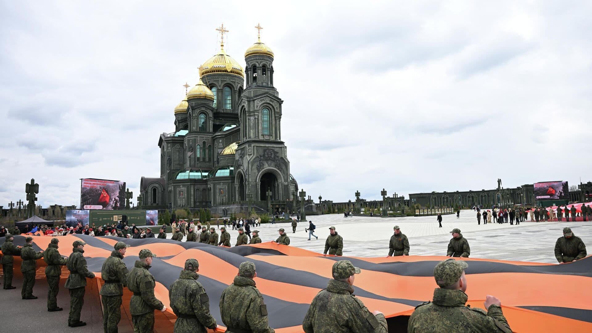 Всероссийский детский Победный хор выступил в парке "Патриот" в Подмосковье