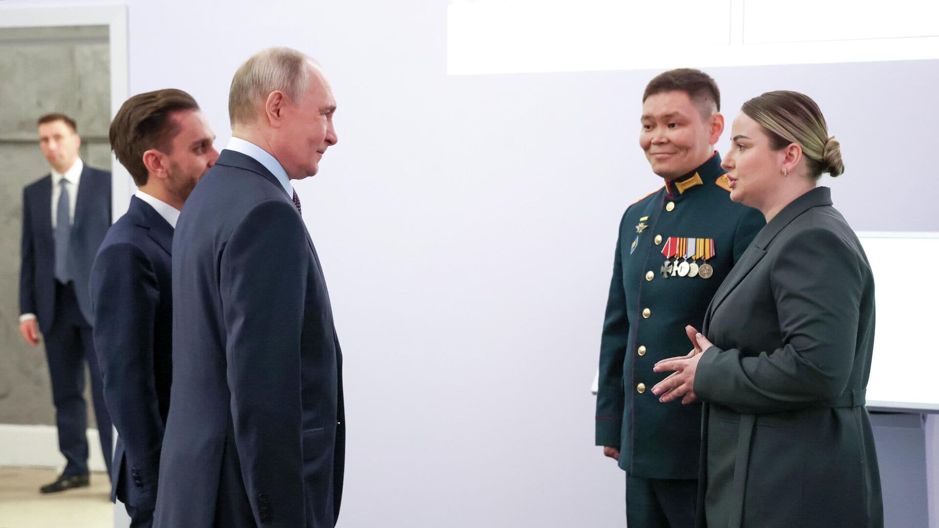 Путин поговорил с супругами, вернувшимися из зоны СВО