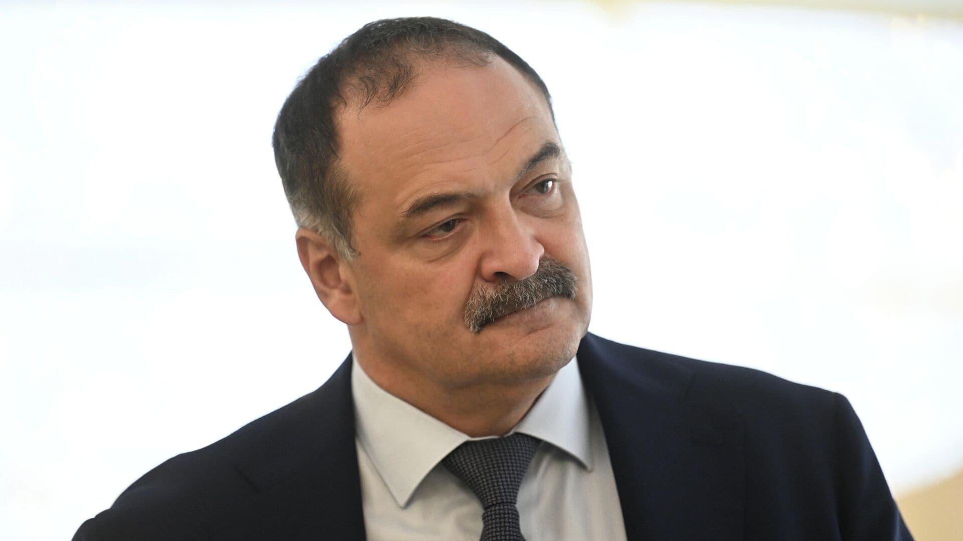 Меликов продолжает исполнять обязанности главы Дагестана до выхода указа