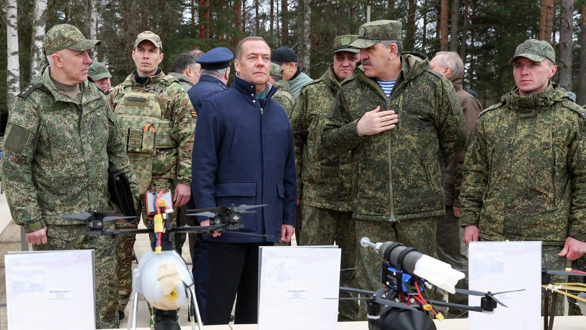 Медведев посетил учебный центр Ленинградского военного округа