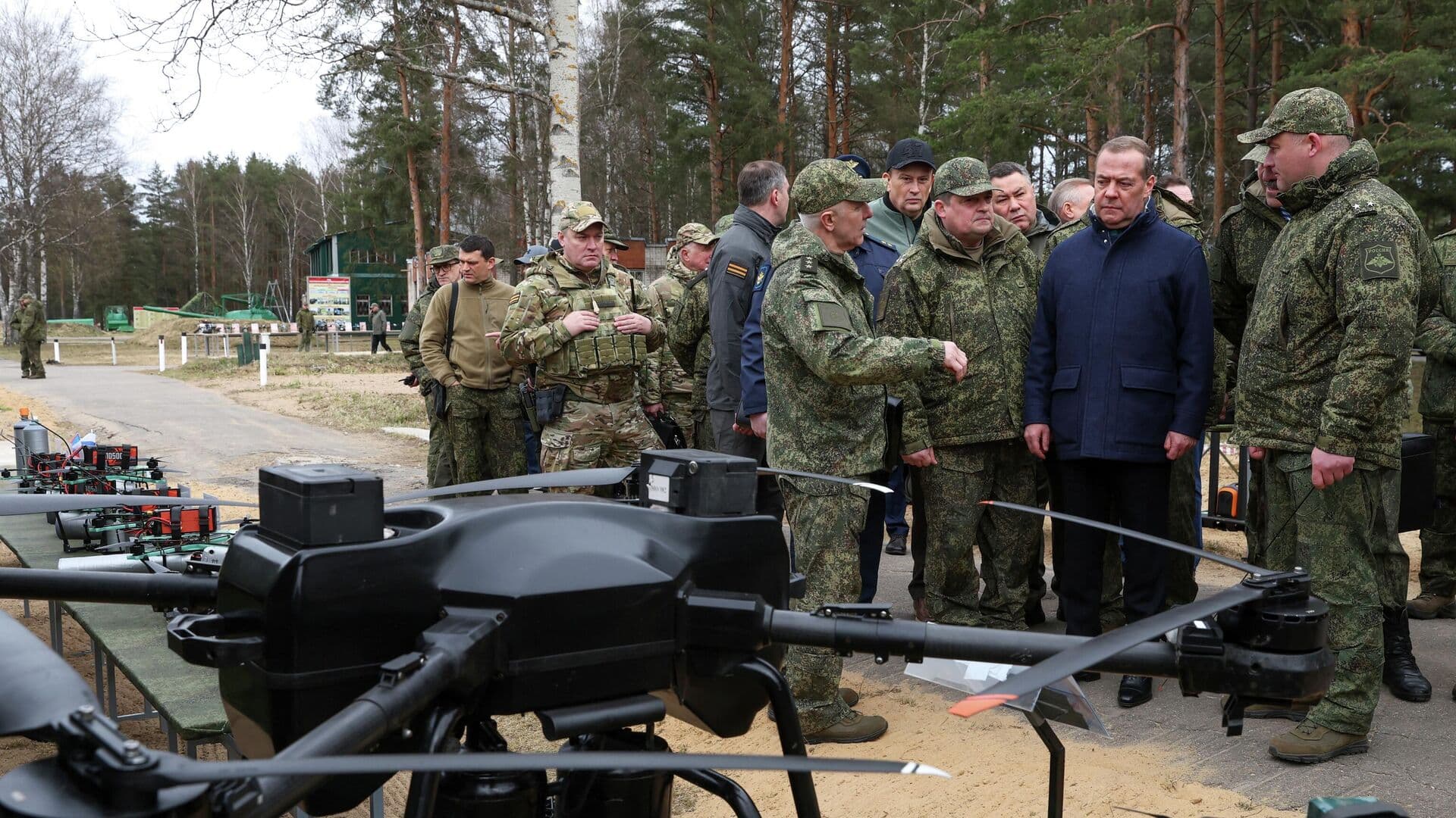 БПЛА сковывают боевую активность в зонах боестолкновений, заявил Медведев