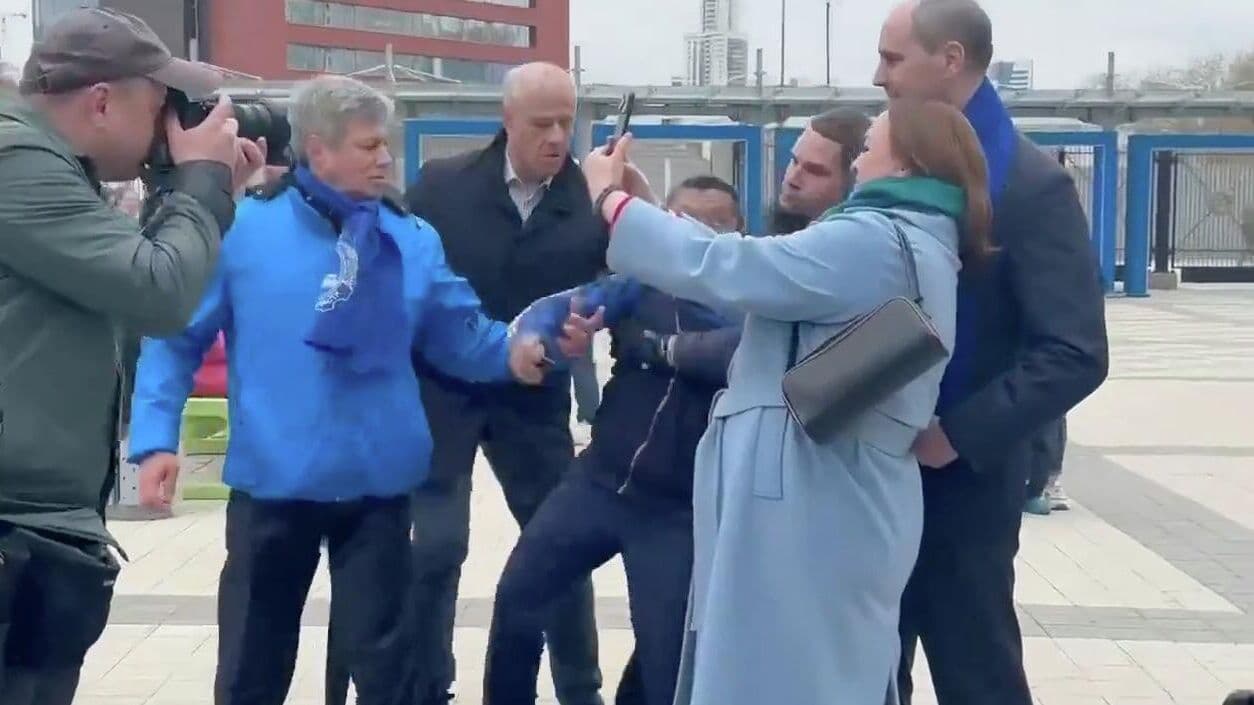 Свердловский губернатор продолжил фотографироваться после инцидента