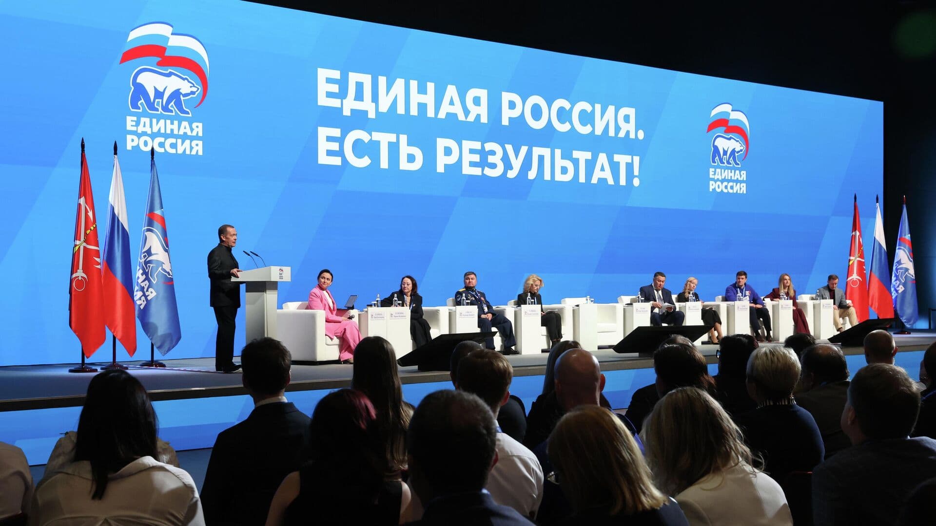 Медведев назвал важнейшее направление работы "Единой России"