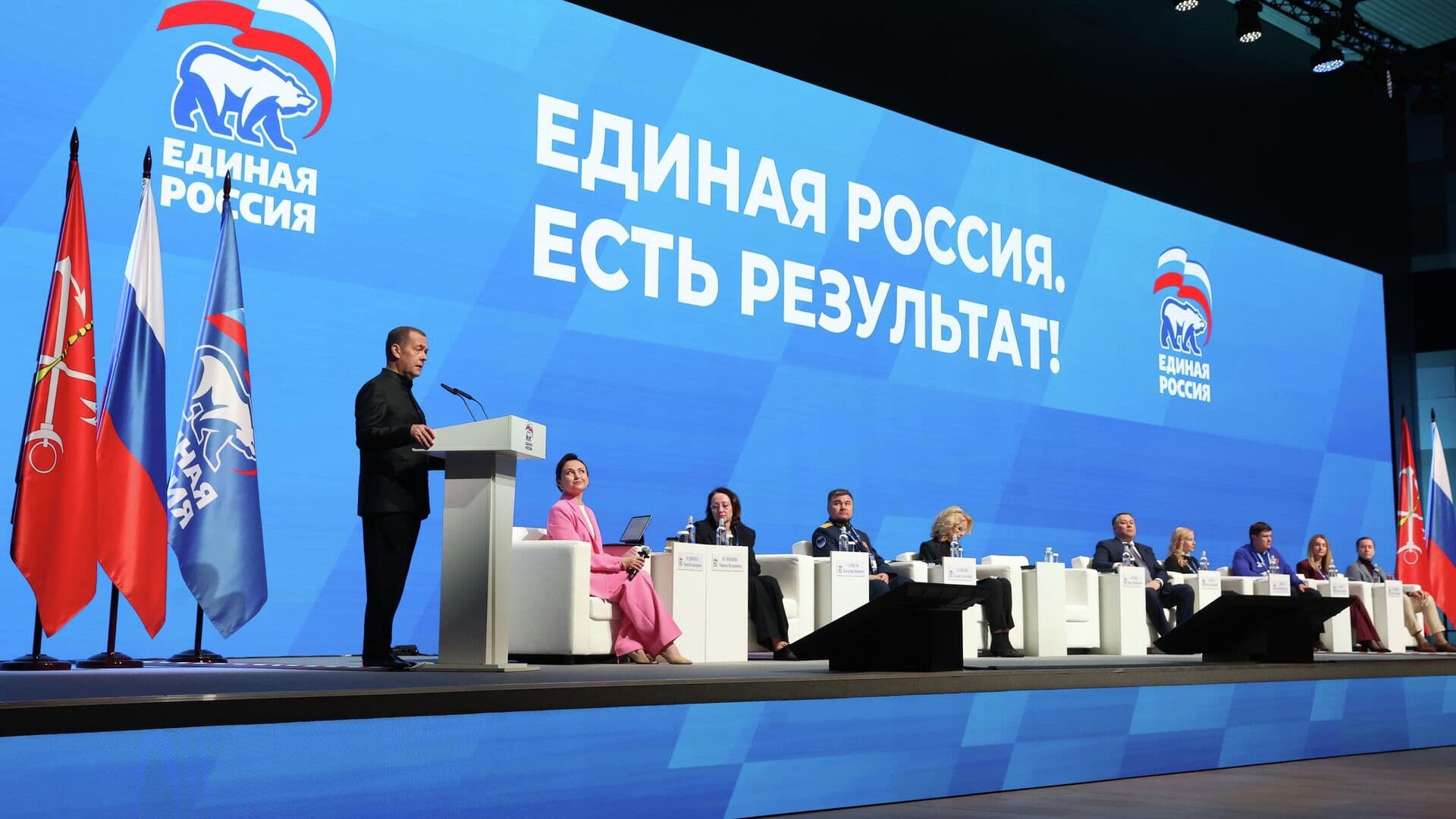 Медведев заявил о значительном улучшении системы защиты здоровья детей
