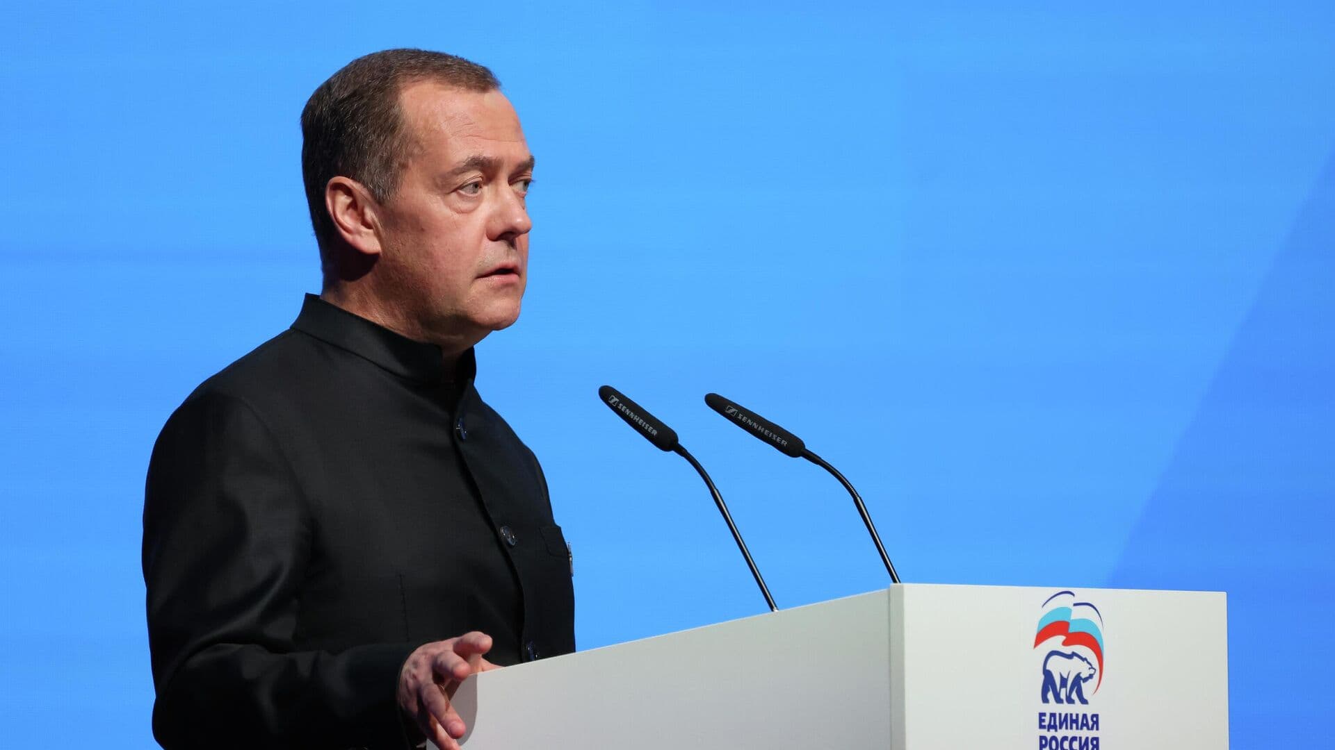 Медведев призвал включить заботу о пожилых людях в программу ЕР