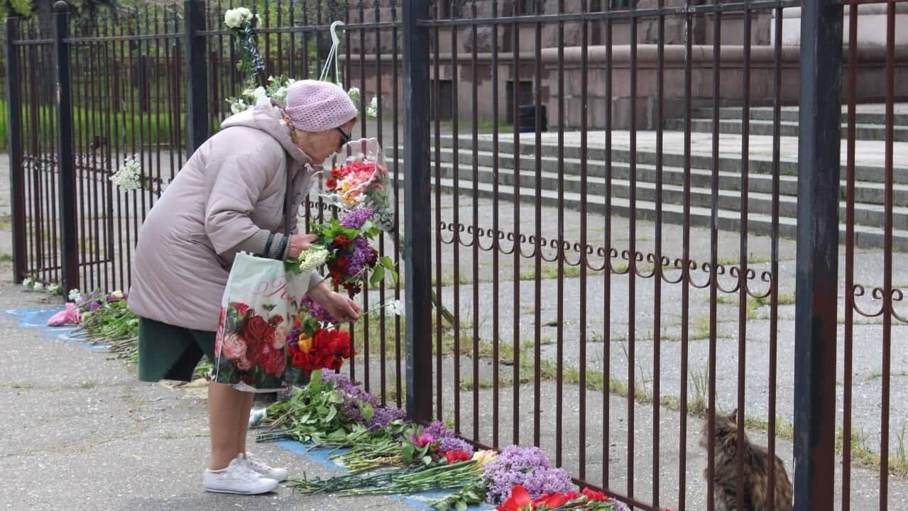 Жители Одессы несут цветы к стихийному мемориалу у Дома профсоюзов