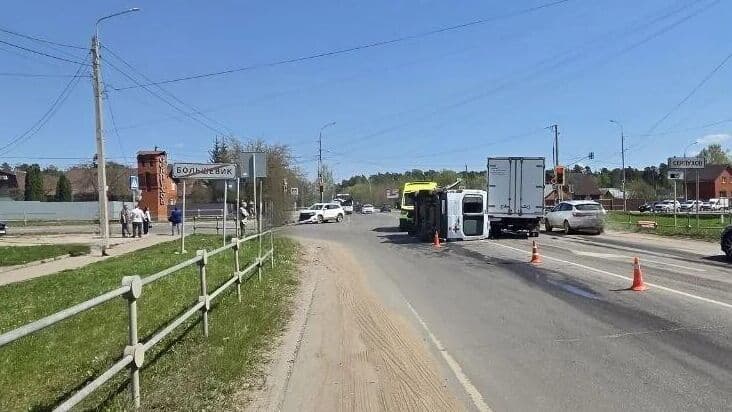 В Подмосковье скорая столкнулась с легковушкой и опрокинулась на "Газель"