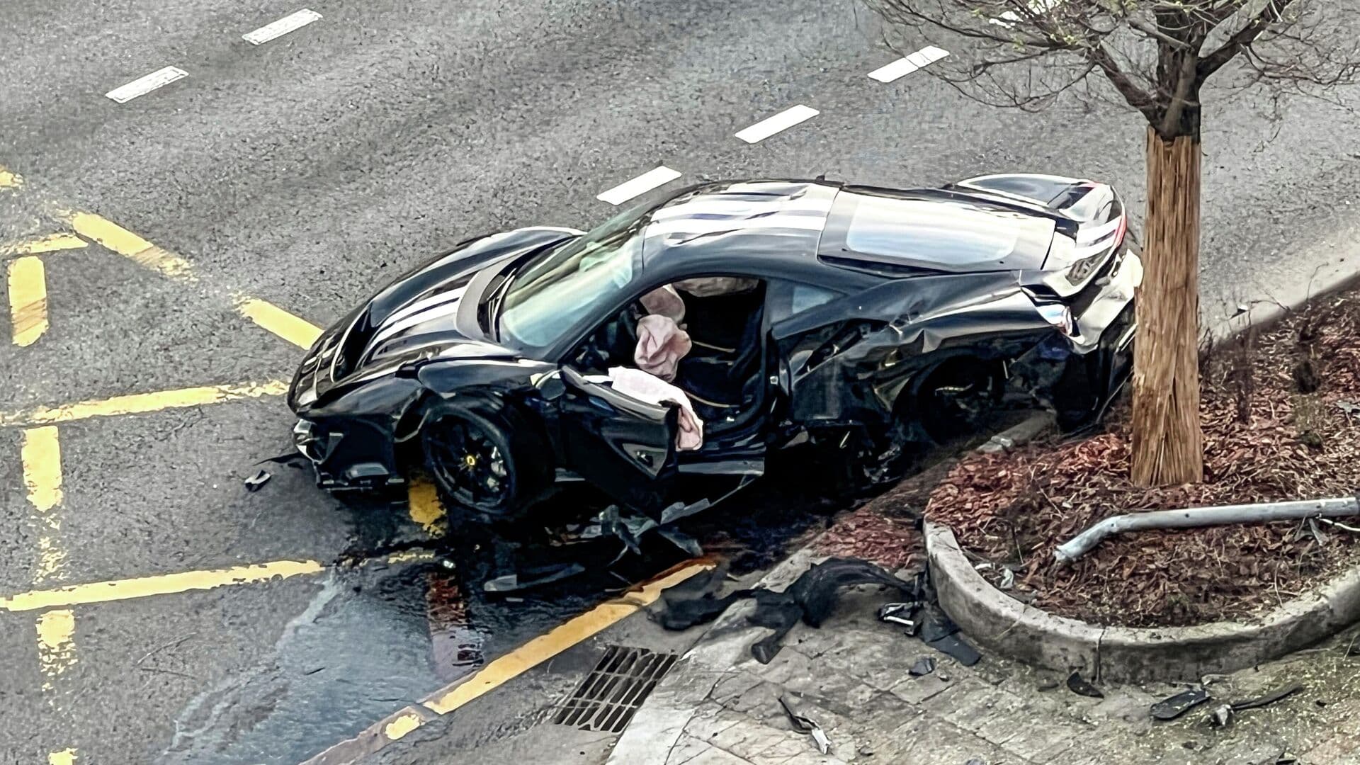 Пассажир Ferrari первым покинул машину после ДТП в центре Москвы