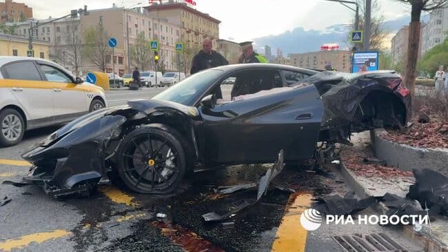 В центре Москвы разбился Ferrari, в котором находился рэпер Navai