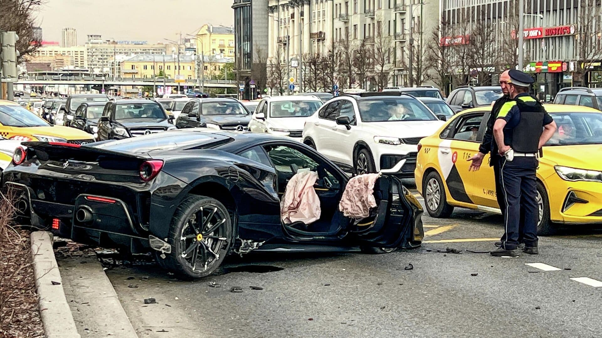 Очевидица рассказала, как произошло ДТП с Ferrari в центре Москвы