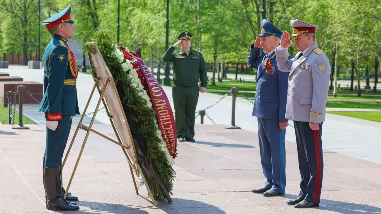 Директор ФСИН возложил цветы к Могиле Неизвестного Солдата