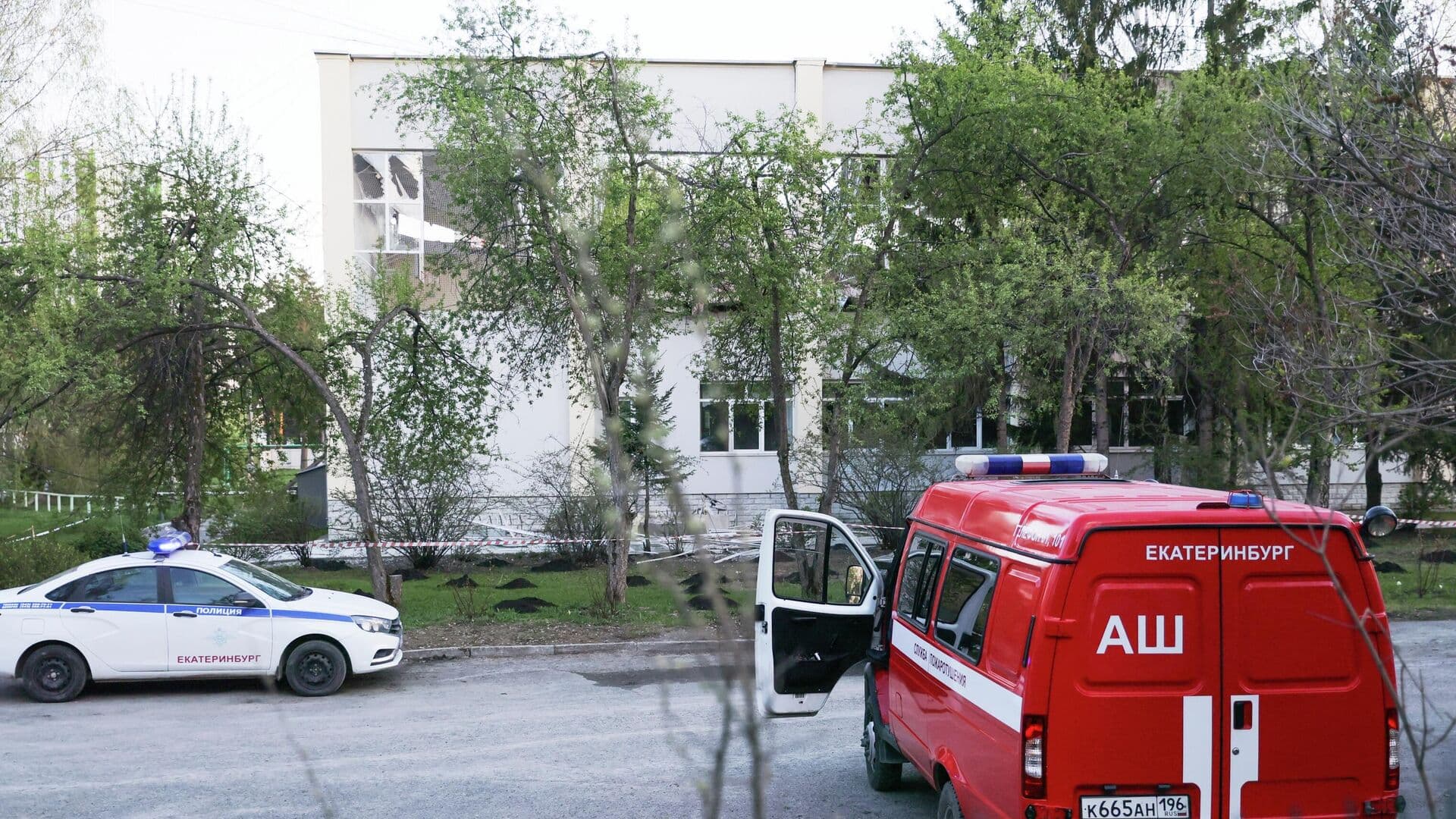 В Екатеринбурге оцепили территорию колледжа, где обрушилась кровля