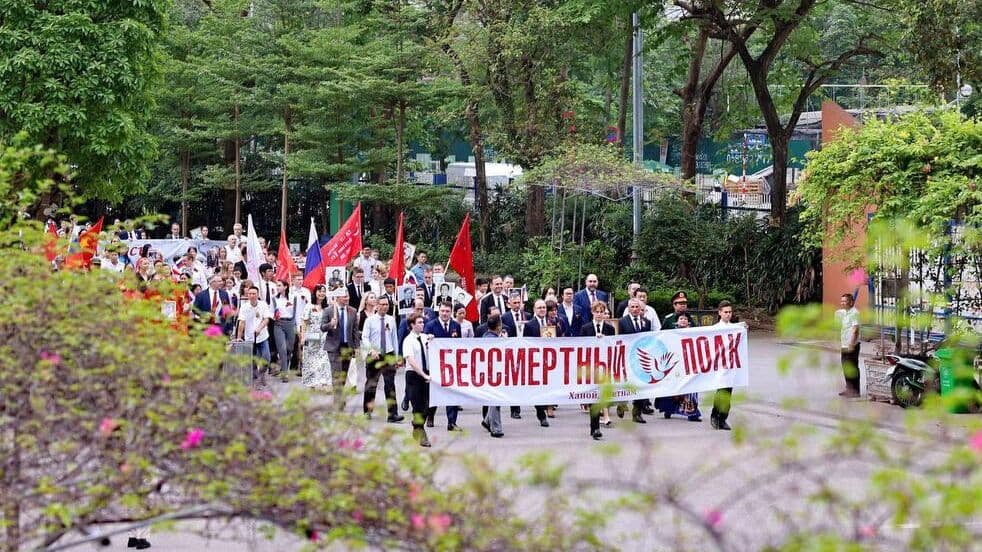 В школе во Вьетнаме прошли акции "Бессмертный полк" и "Сад памяти"